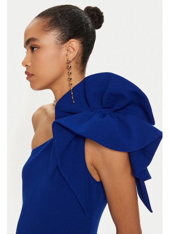 Joseph Ribkoff, Efektowna suknia z falbaną na ramieniu.