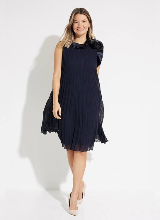 Joseph Ribkoff. Czarna sukienka w plisy.