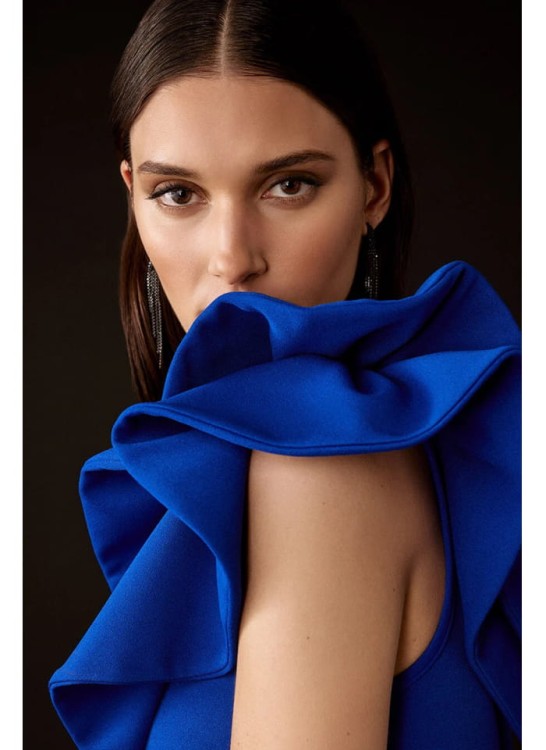 Joseph Ribkoff, Efektowna suknia z falbaną na ramieniu.