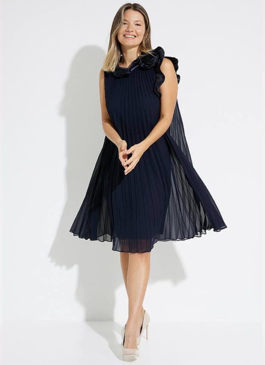 Joseph Ribkoff. Czarna sukienka w plisy.