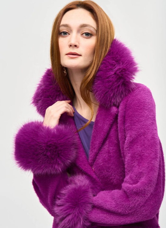 Joseph Ribkoff dzianinowy płaszcz z futrzanym wykończeniem w kolorze fuksji 243923-3