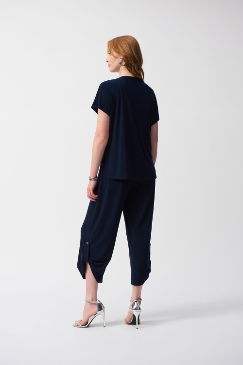 Joseph Ribkoff kombinezon z krótkim rękawem, zdobiony zameczkiem czarny i granat 251044-2166-4.jpg