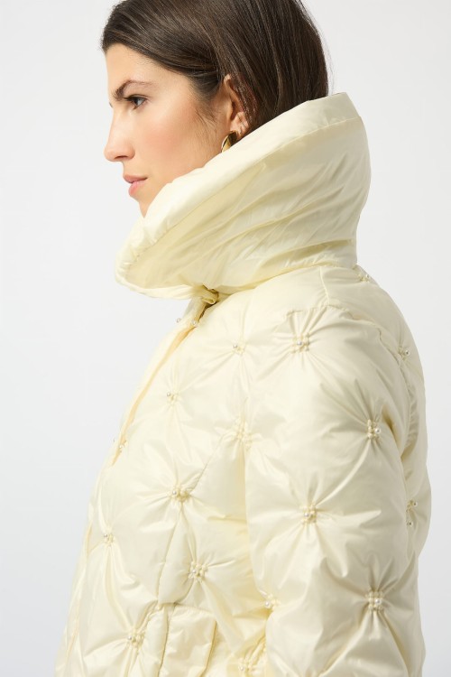 Joseph Ribkoff kremowa pikowana z  kurtka krótka z kołnierzem 253931-3984-4.jpg