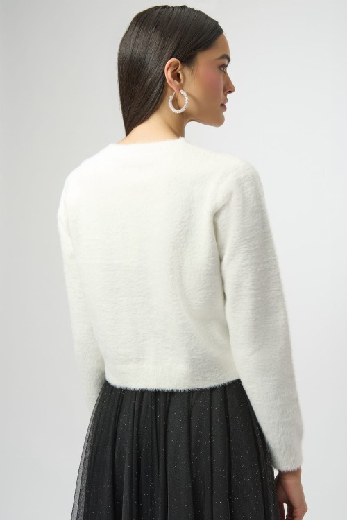 Joseph Ribkoff 254955-3984 biały sweter zapinany  z kokardką wysadzaną cyrkoniami-4.jpg