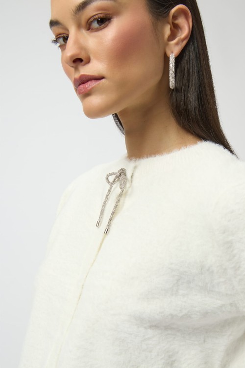 Joseph Ribkoff 254955-3984 biały sweter zapinany  z kokardką wysadzaną cyrkoniami-3.jpg