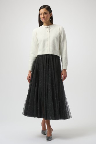 Joseph Ribkoff 254955-3984 biały sweter zapinany z kokardką wysadzaną cyrkoniami-1.jpg