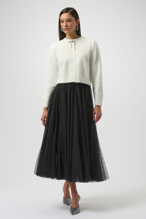 Joseph Ribkoff 254955-3984 biały sweter zapinany z kokardką wysadzaną cyrkoniami-1.jpg