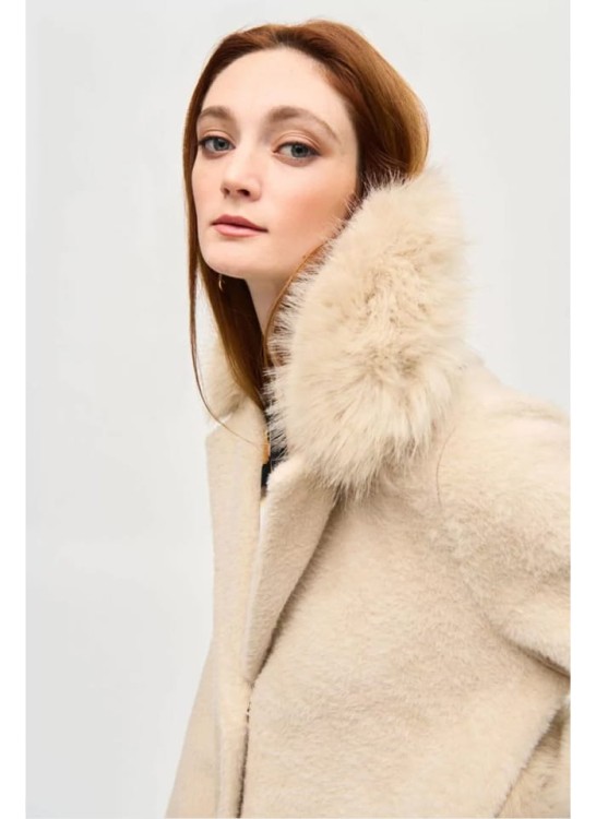 Joseph Ribkoff dzianinowy płaszcz z futrzanym wykończeniem w kolorze kremowym 243923-2