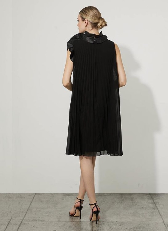 Joseph Ribkoff. Czarna sukienka w plisy.