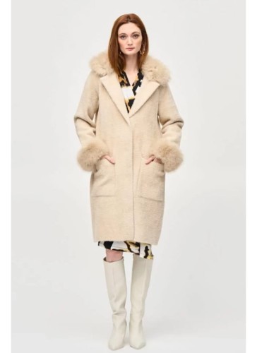 Joseph Ribkoff dzianinowy płaszcz z futrzanym wykończeniem w kolorze kremowym 243923-1