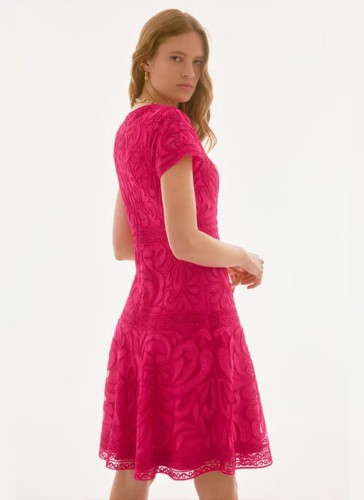Joseph Ribkoff haftowana sukienka w kolorze malinowym z rozkloszowanym dołem 251768-2
