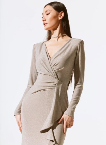 Joseph Ribkoff, Połyskująca suknia z ozdobną falbaną.